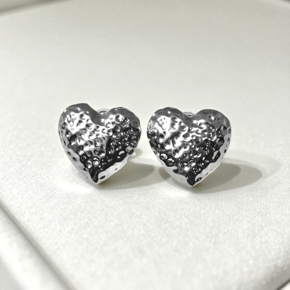 ✨🤍 Silver Tone Heart Hammered Metal Textured Post Stud Earrings 🤍✨